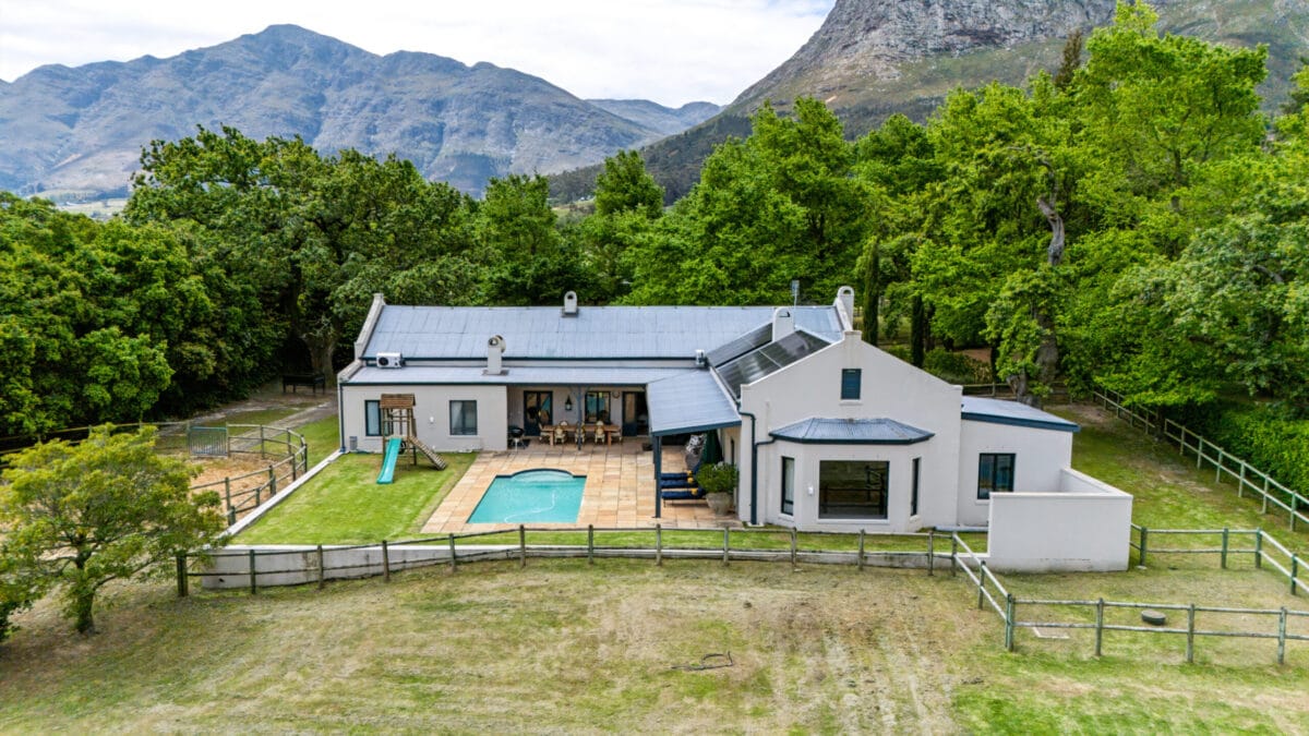 Featured image for Exceptional Country Home in Exclusive Location